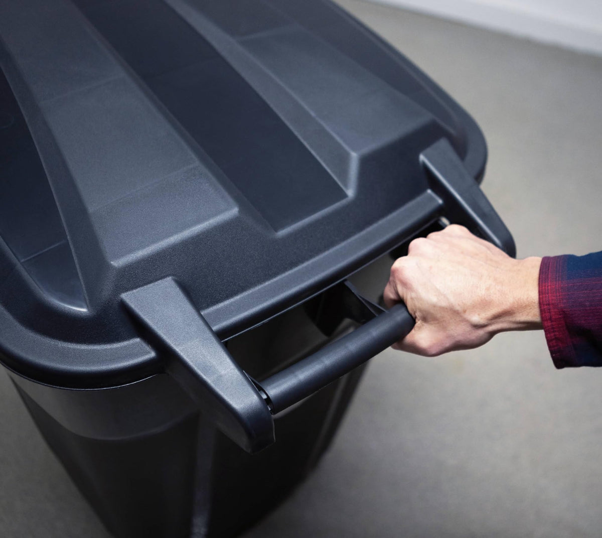 32 Gallon Black Plastic Garbage Can with Attached Lid B249349