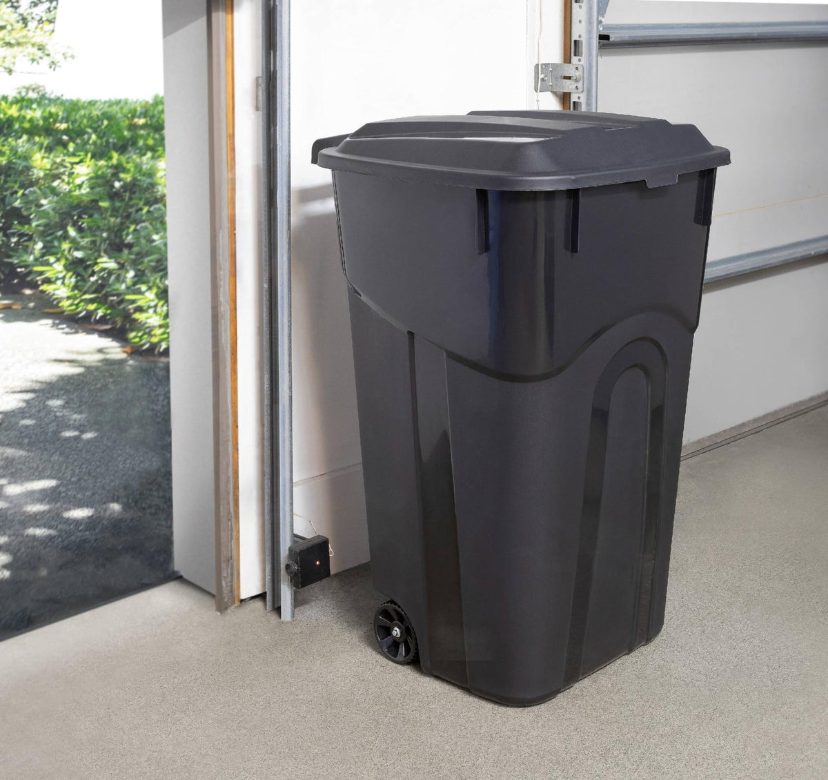 32 Gallon Black Plastic Garbage Can with Attached Lid B249349